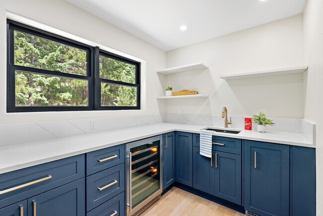 Building Photo - 205 Loop Dr