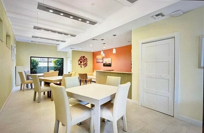 Building Photo - 250 S Ocean Blvd