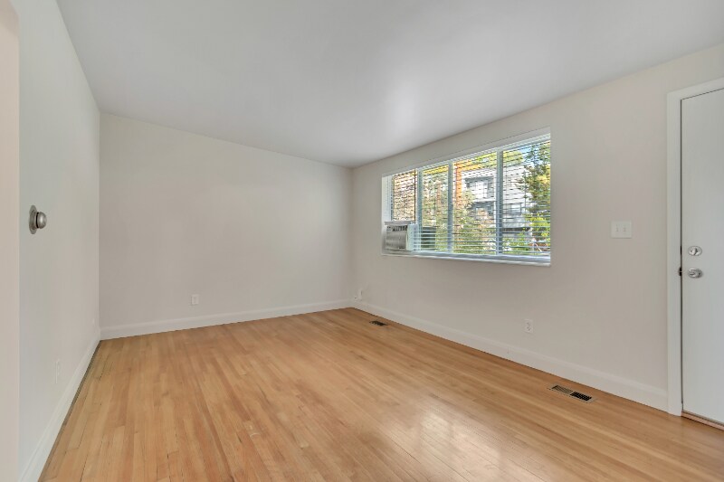 Building Photo - 475 N St E