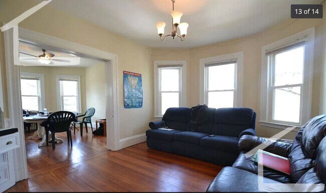 Building Photo - No Brokers Fee, In-Unit Washer and Dryer, Brighton Center Location, High-End Finfishes, In Unit W...