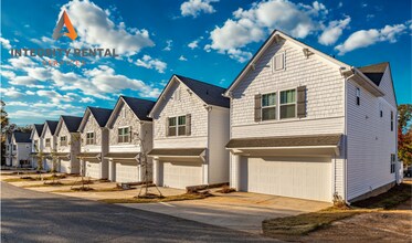 Building Photo - 3BD Townhome Convenient to Hwy 74/ Minutes to Bypass- AVAILABLE MARCH 2026