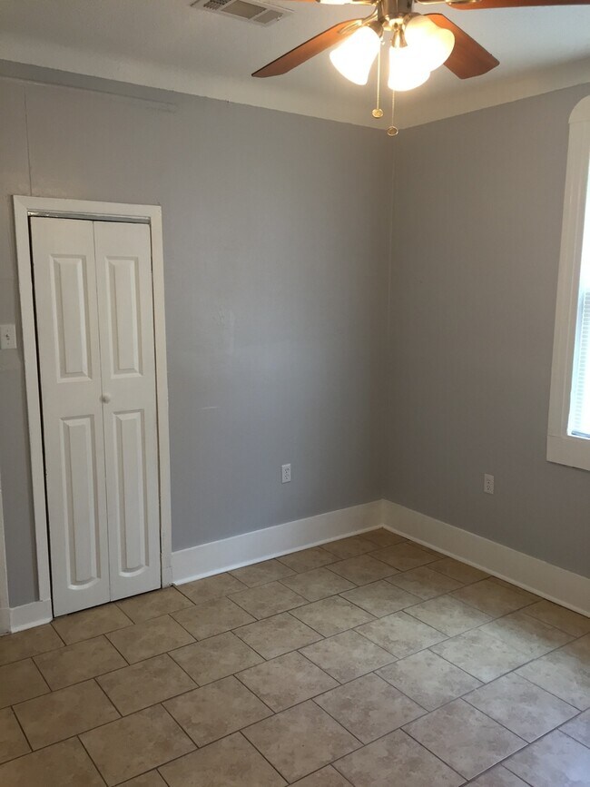Building Photo - 2746 Gladiolus St