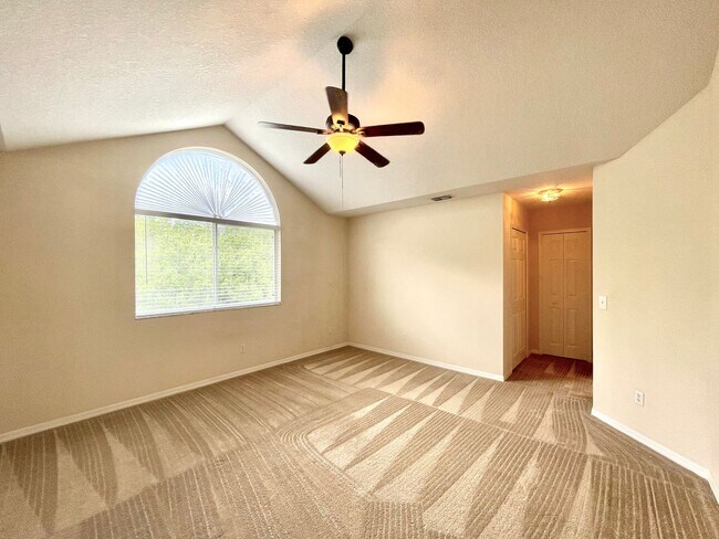 Building Photo - LARGE AND SPACIOUS 4/3 HOME IN EAST ORLANDO WEDGEFIED COMMUNITY