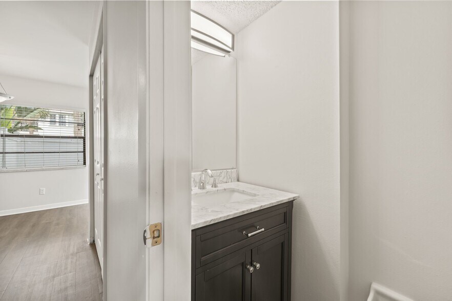 Building Photo - 5045 S Albany Ave