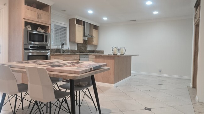 Building Photo - 2744 E Bennett Ave