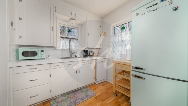 Building Photo - Historic Downtown Home