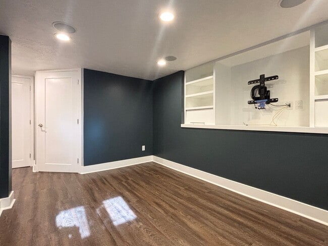 Building Photo - Stunning Remodel Near 9th & 9th!