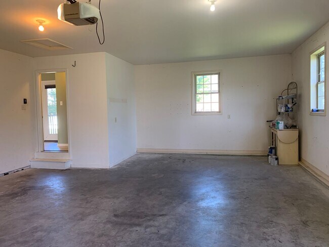 Building Photo - Lovely single family, brick rancher home with 3 beds/2.5 baths!!