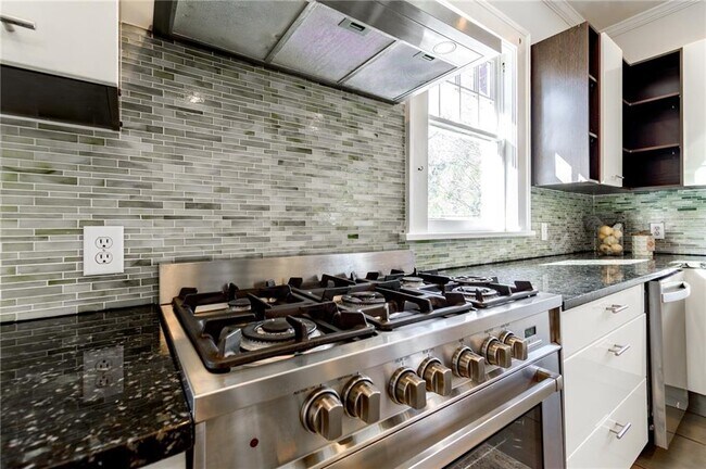 Building Photo - 628 Cooledge Ave NE