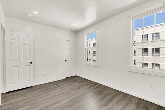 Building Photo - 810 Otis Pl NW
