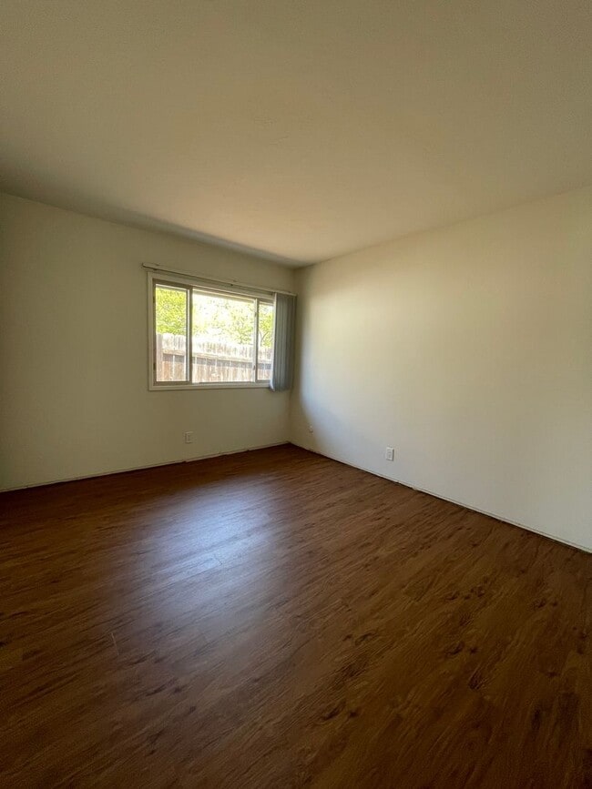 Building Photo - Terrific 3Br +/2Ba Single story house with...