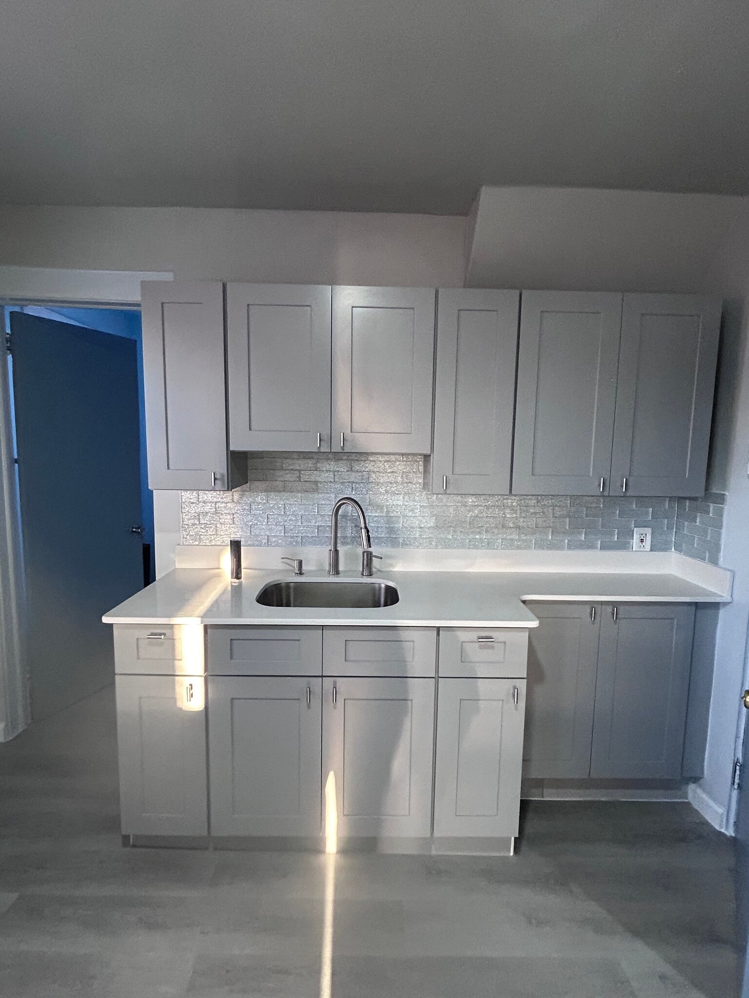 KITCHEN SINK - 415 Highland St