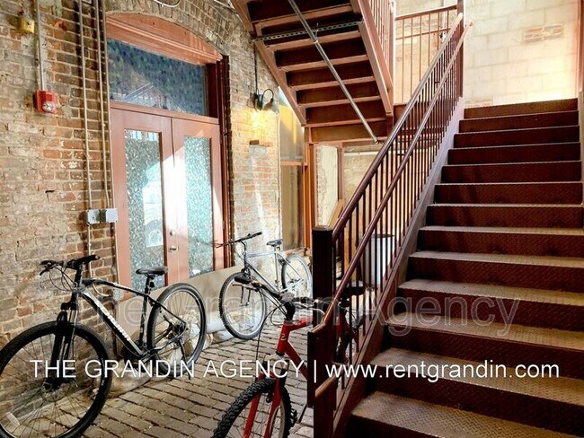 Building Photo - 126 Campbell Ave SW