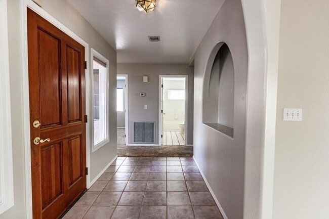 Building Photo - Beautiful and Spacious 3BR 2BA Home w/ Courtyard • Fenced Yard • Cul-de-sac in Tucson