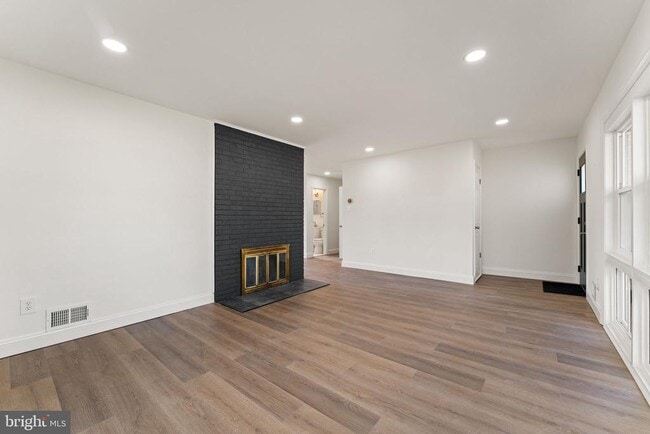 Building Photo - 7407 Kelvin Pl