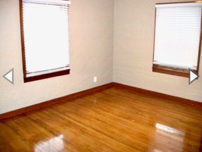 Building Photo - LARGE, 5 BD/2 BA house, near campus!