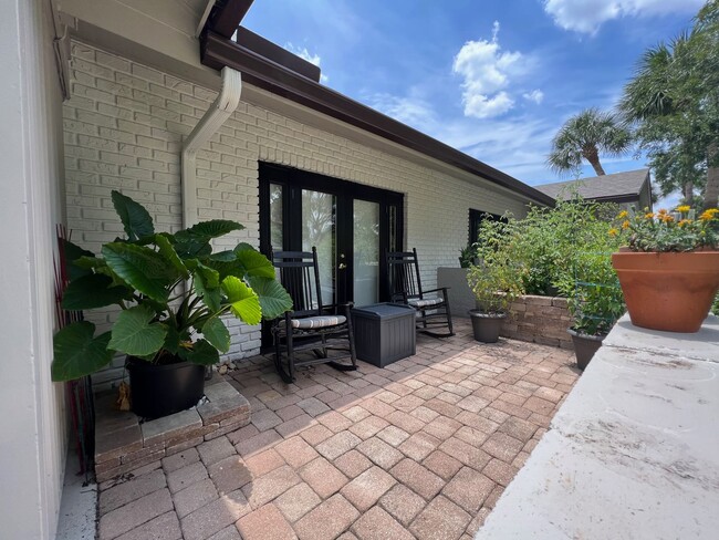 Building Photo - Audubon Park 2/2 Corner Unit Villa with La...