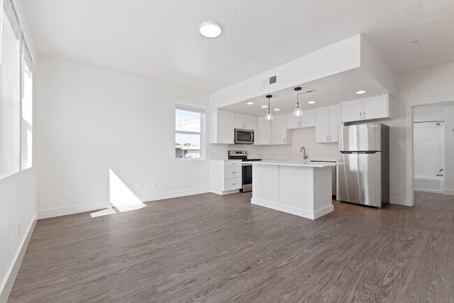 Building Photo - "Discover Comfort & Style: Spacious 3-Bed,...