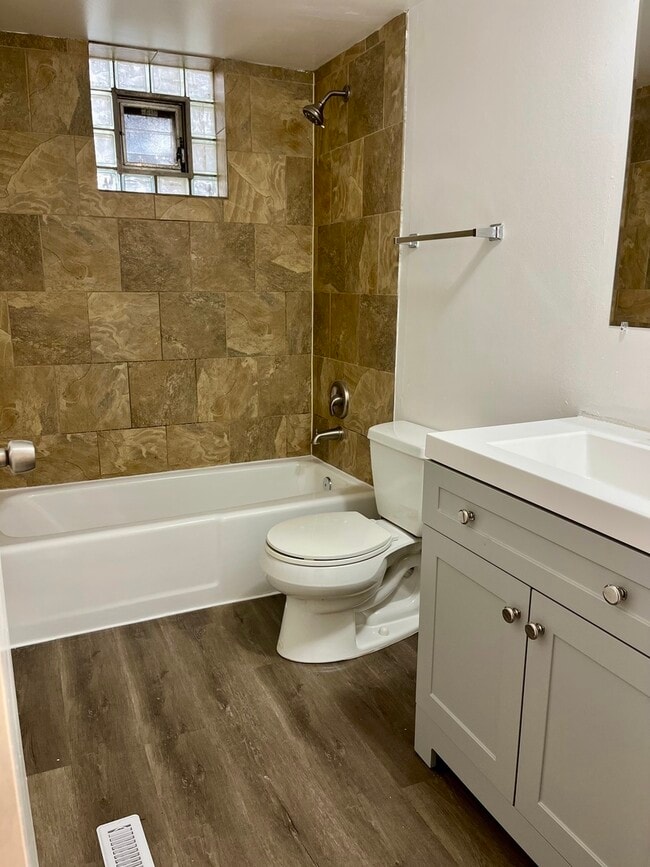 Building Photo - 914 School St