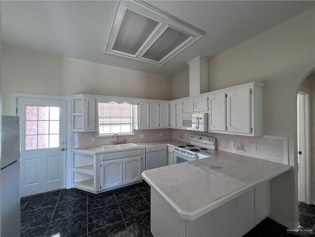 Building Photo - 4612 W Maple Ave