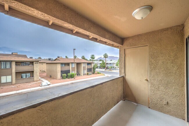 Building Photo - 4571 Carriage Park Dr