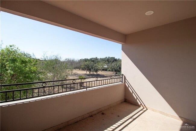 Building Photo - 15 Ulex Ave