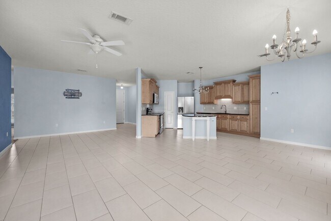Building Photo - MOVE-IN SPECIAL!