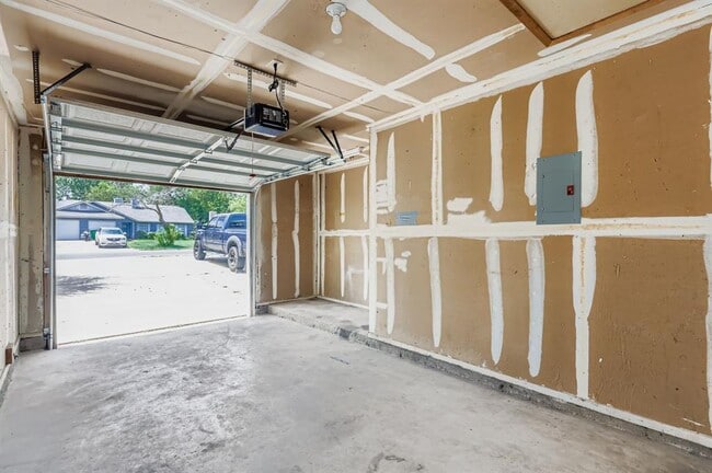 Building Photo - 511 Greenlawn Blvd