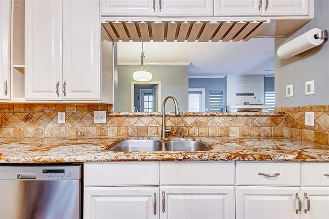 Building Photo - 10716 Briar Forest Dr