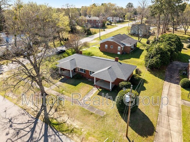 Building Photo - 1206 S 9th St