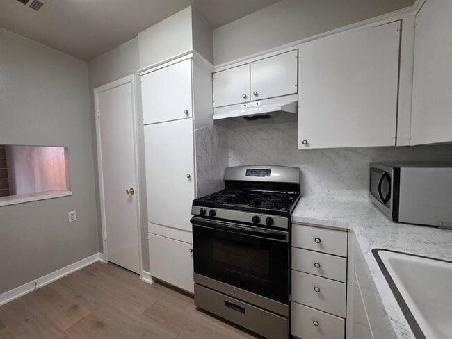 Building Photo - 701 E 45th St