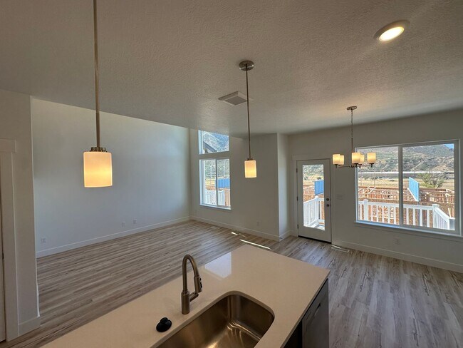 Building Photo - 5280 Acacia Dr