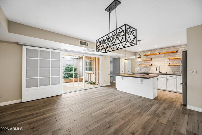 Building Photo - 5945 E Thomas Rd