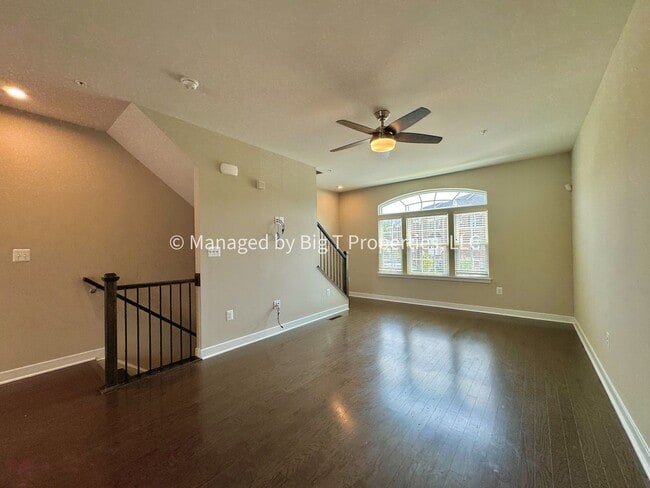 Building Photo - Walk to Largo Metro!