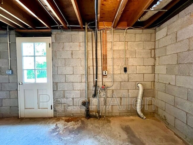 Building Photo - 114 Arco Rd