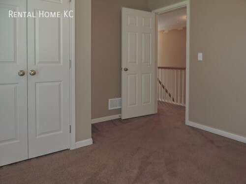 Building Photo - Open and Light 2-story w/fin bsmt and fenc...
