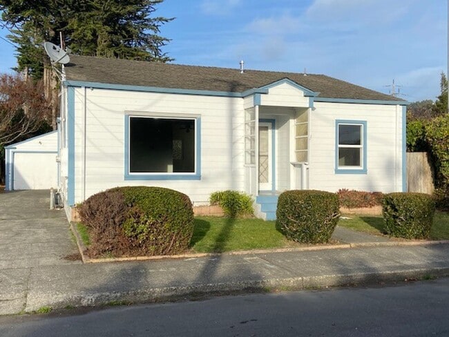 Primary Photo - Nice updates in this 2 / 1 house with 2 ca...