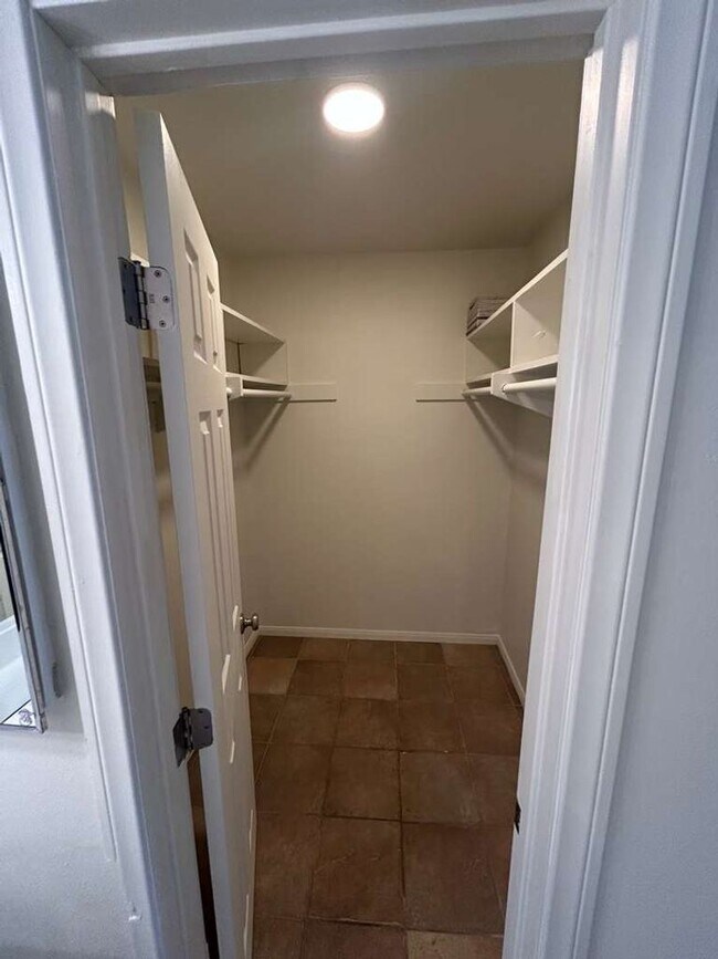 Building Photo - Upgraded 2 Bedroom 2 Bath Condo, Available Now!