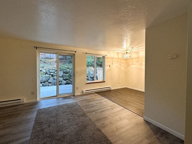 Building Photo - Charming 3-Bed Townhouse in Quiet Neighborhood Across from Park!