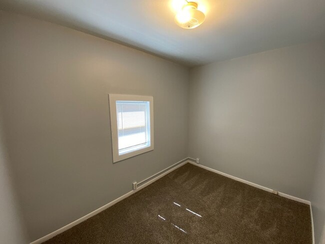 Building Photo - 818 Alpine Ave NW