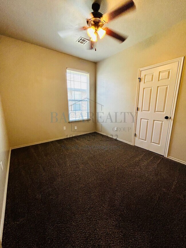 Building Photo - Move in Special!!! 3br 2ba duplex with 2 c...