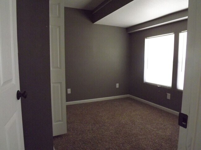 Building Photo - Pre Leasing for Fall 2026!!