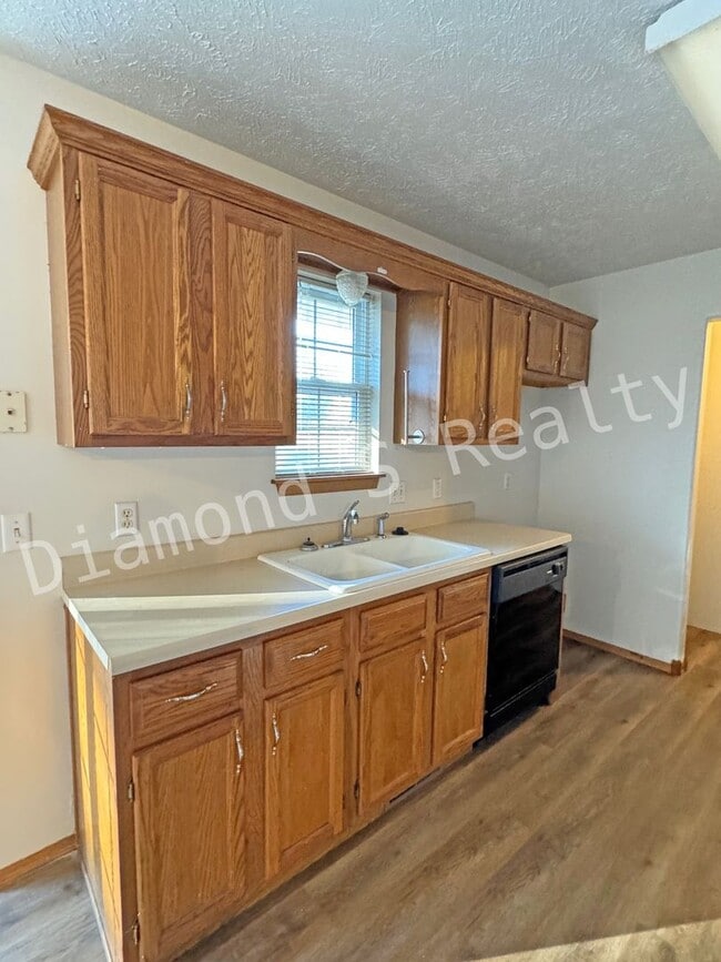 Building Photo - 3 Bedroom Home Located in Established Neighborhood!