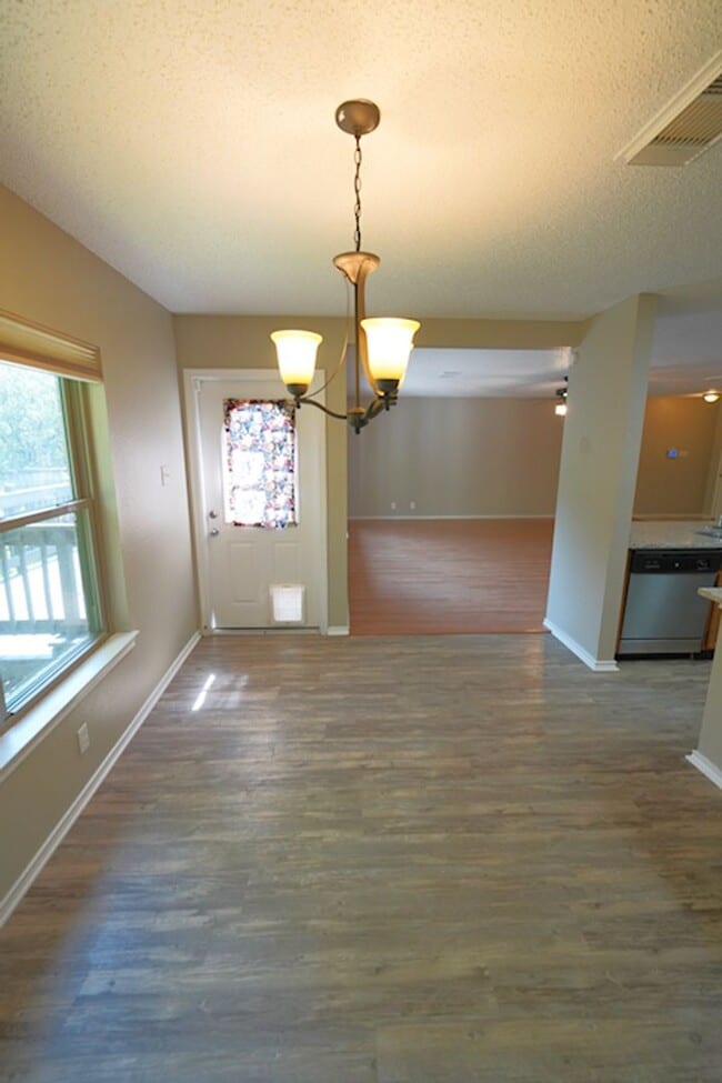 Building Photo - Wonderful Home in the Quiet Kingswood Heights Subdivision - Realtor Commission: $500