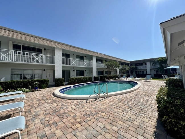 Building Photo - 1001 NE 8th Ave