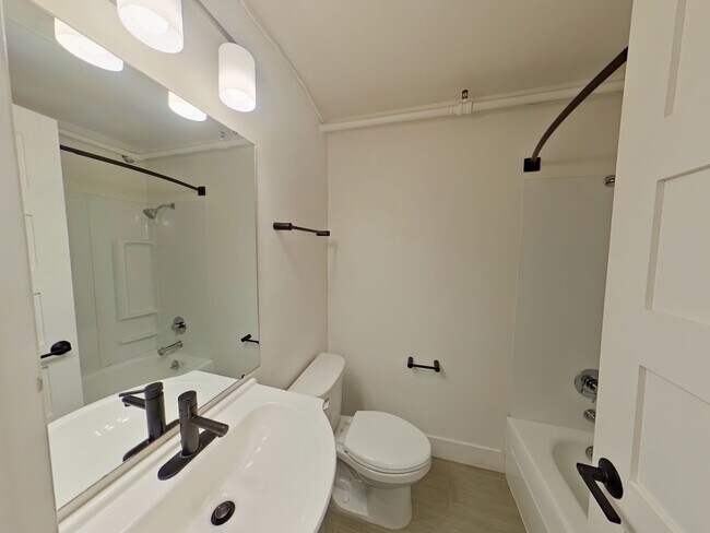 Building Photo - 685-695 East 16th Alley