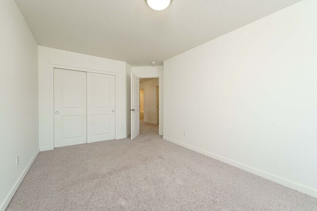 Building Photo - Light, Bright & Move-In Ready – 3BR Gem in Prime Ridgefield Location!  (Pet Friendly)