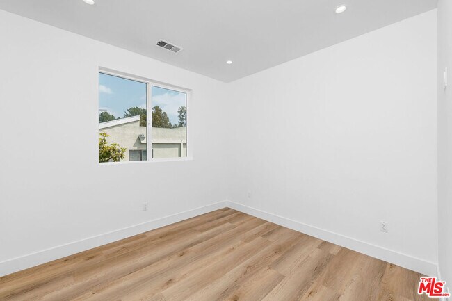 Building Photo - 4337 Dixie Canyon Ave