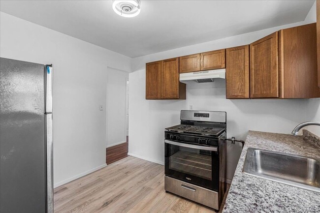 Building Photo - 19 Dakota St