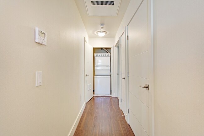 Building Photo - LUXURY 2 BEDROOM, 2 BATH